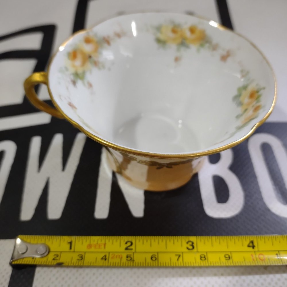 The Golden Teacup (No Brand)
